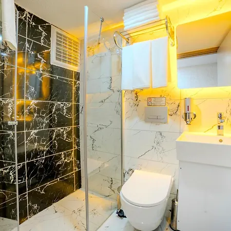 Oezer Palace מלון